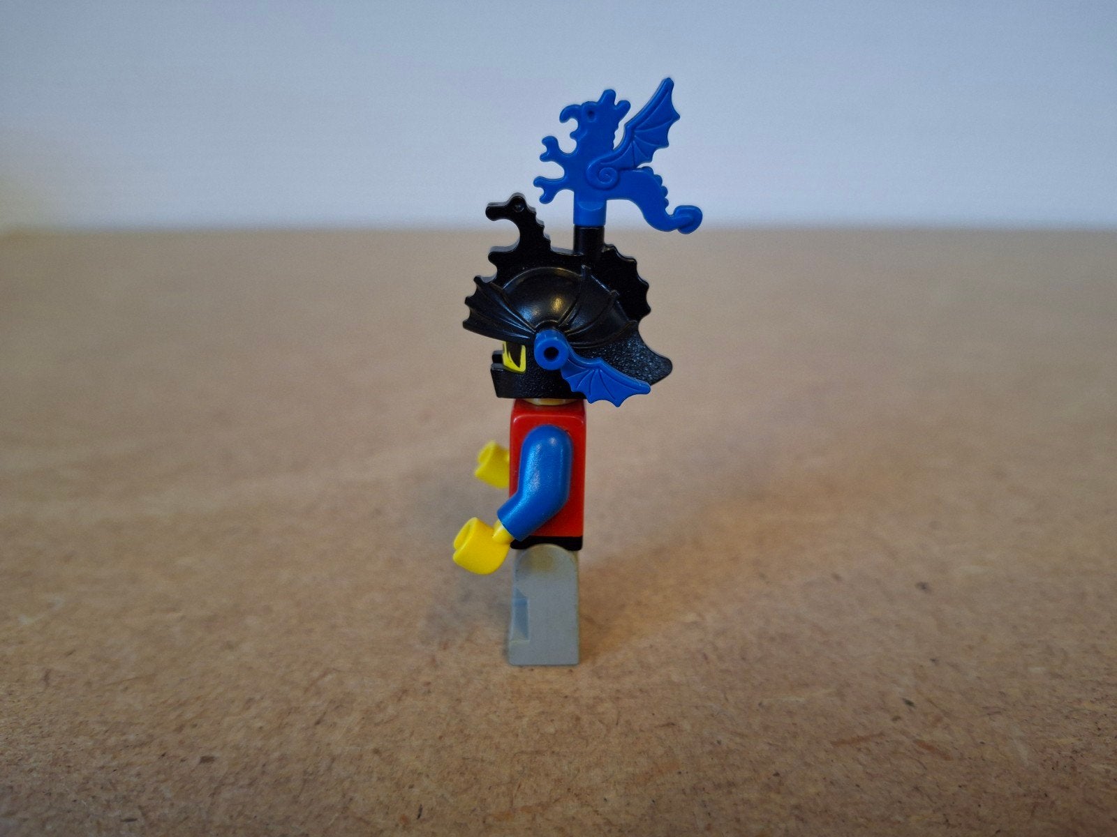Lego Dragon Knight met blauwe plumes. Jaren 90 Castle, Lego, Info@lego.com, 33 Bath Road, Slough, UK, Lego