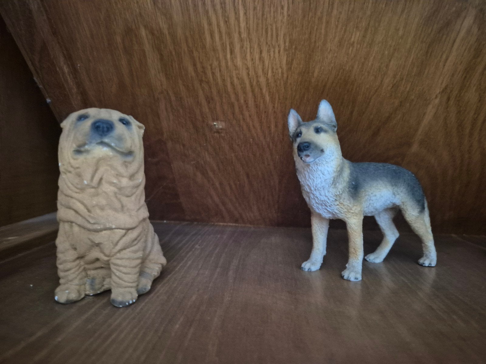 Honden beeld Duitse herder en Sharpei, Ophalen of Verzenden, Zo goed als nieuw, Hond of Kat, Beeldje of Figuurtje