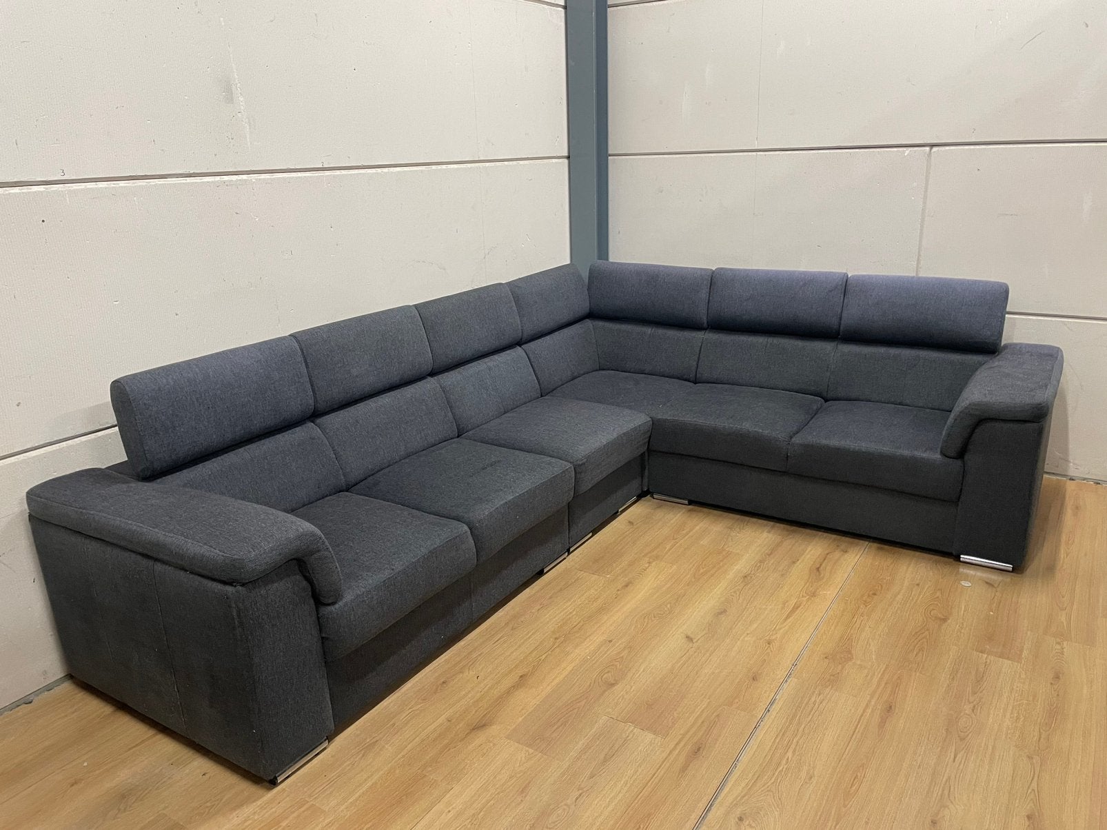 Foto 2 van Mooie luxe grijze hoekbank met hoofdsteunen - GEREINIGD!!!