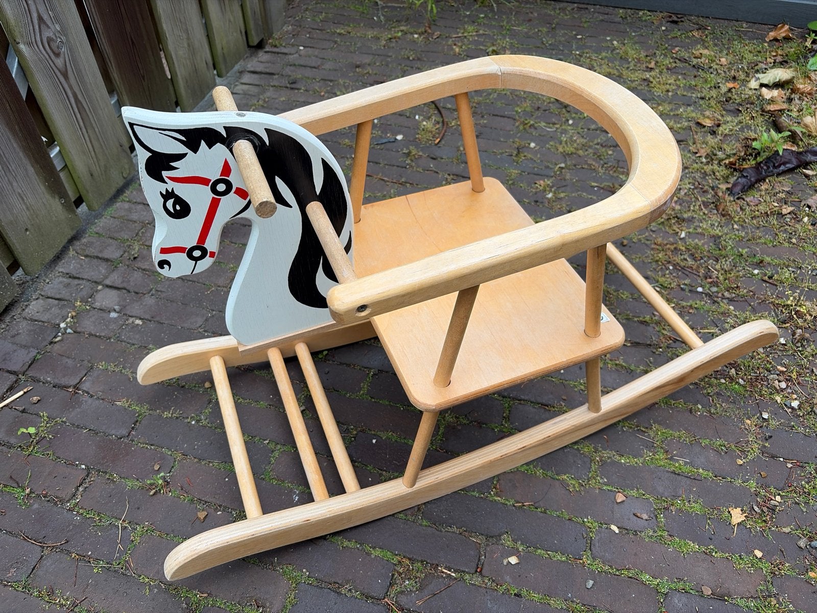 Houten hobbelpaard met rugleuning, Kinderen en Baby's, Speelgoed | Houten speelgoed, Ophalen, Gebruikt, Rij- of Hobbelspeelgoed