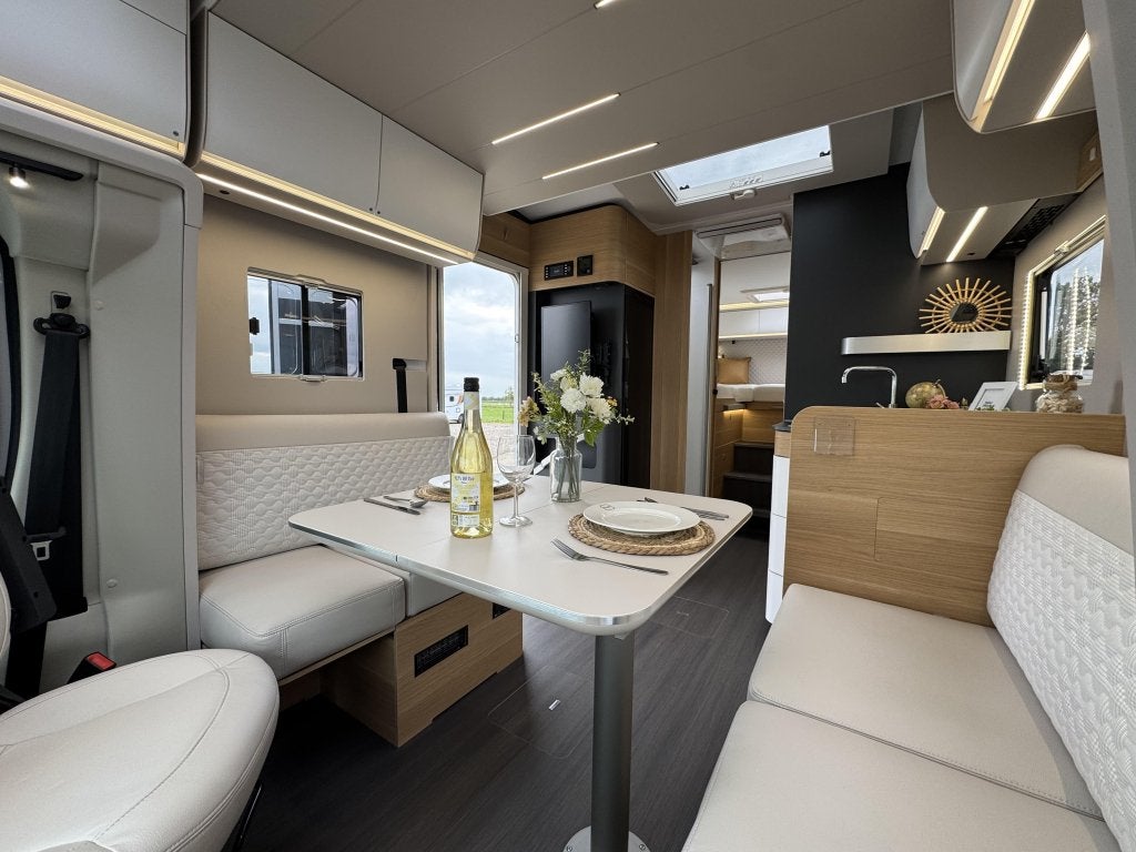 Foto 2 van Adria Matrix Plus 670 DL Automaat Lithium Airco Omvormer