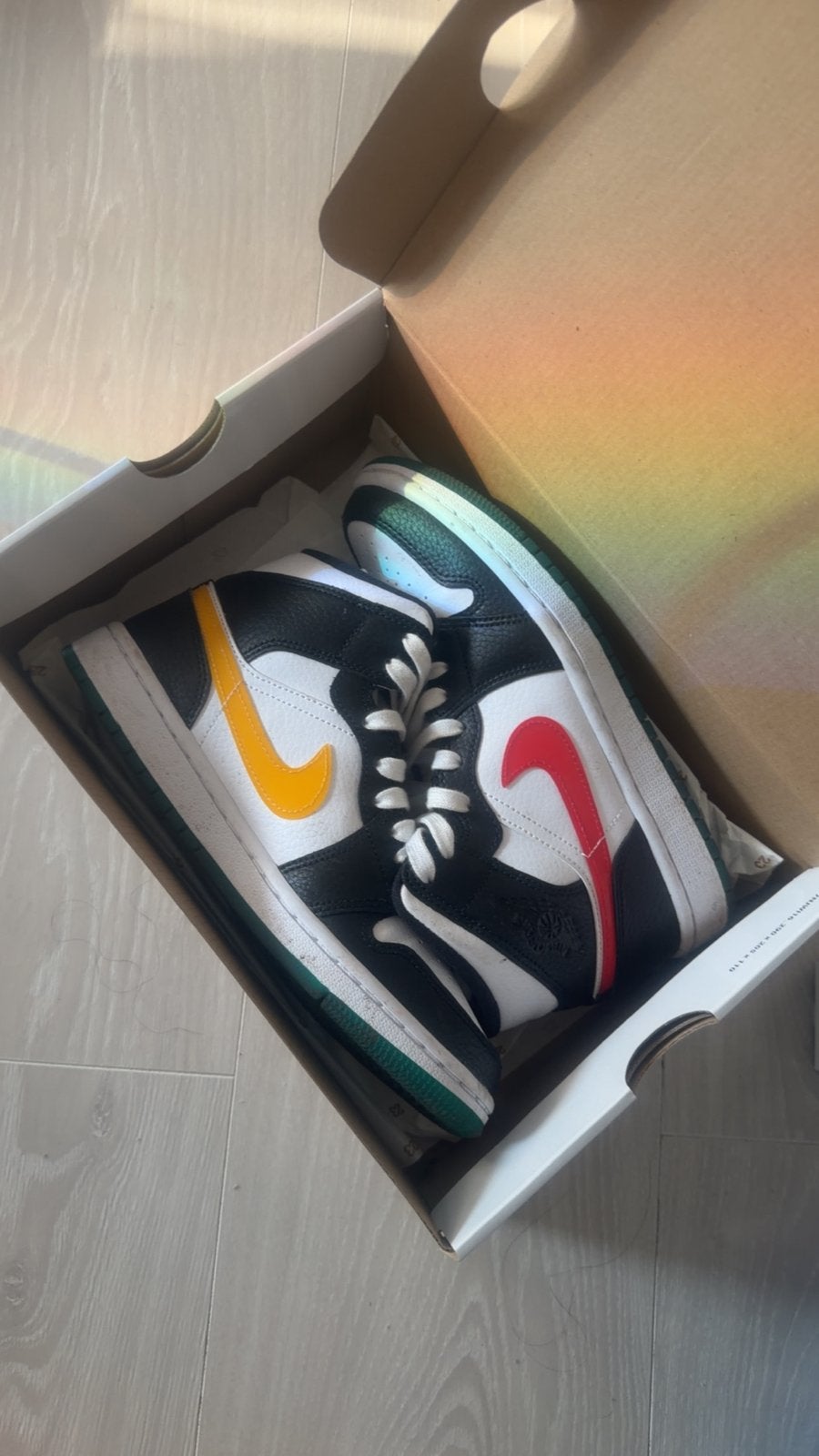 Nike Air Jordan 1 Mid SE - Zwart, Wit, Geel, Rood, Kleding | Dames, Schoenen, Zwart, Ophalen of Verzenden, Sneakers of Gympen