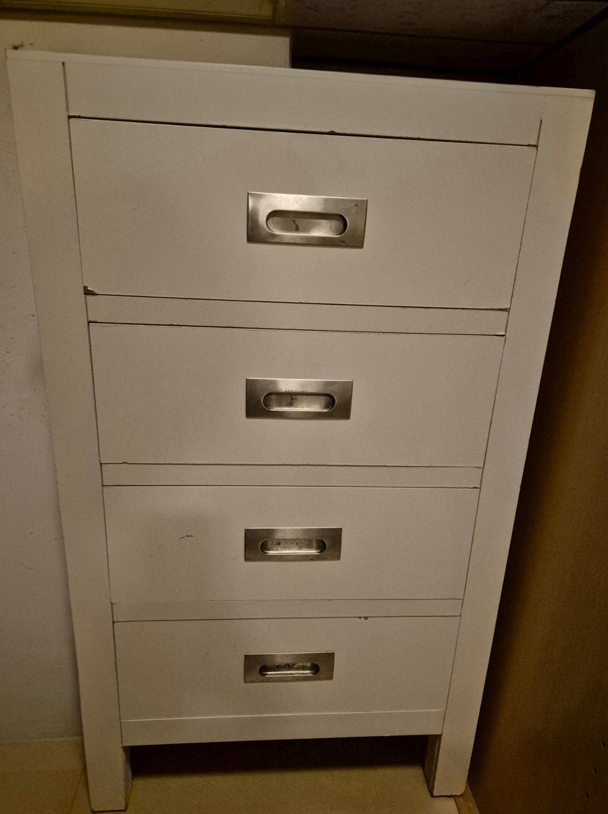Witte ladekast met 4 laden en metalen handgrepen, Huis en Inrichting, Gebruikt, 100 tot 150 cm, 50 tot 100 cm, 3 of 4 laden