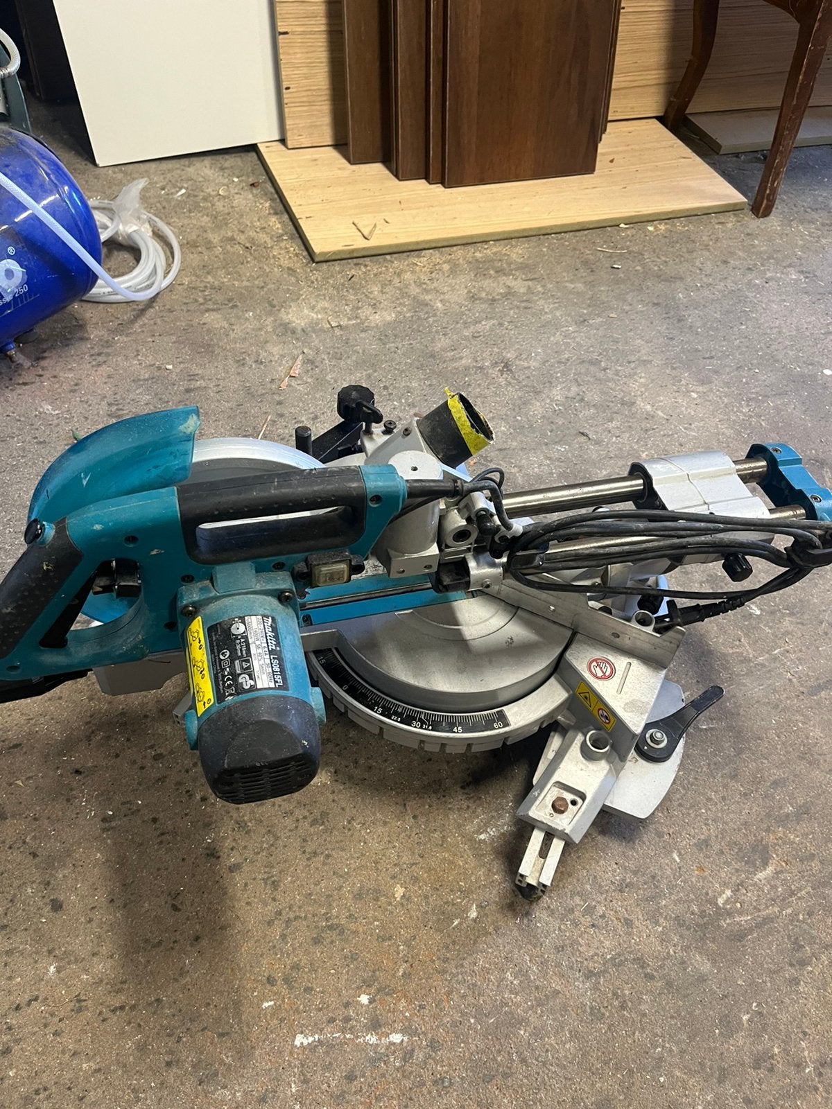 Foto 9 van Makita afkortzaag met onderstel