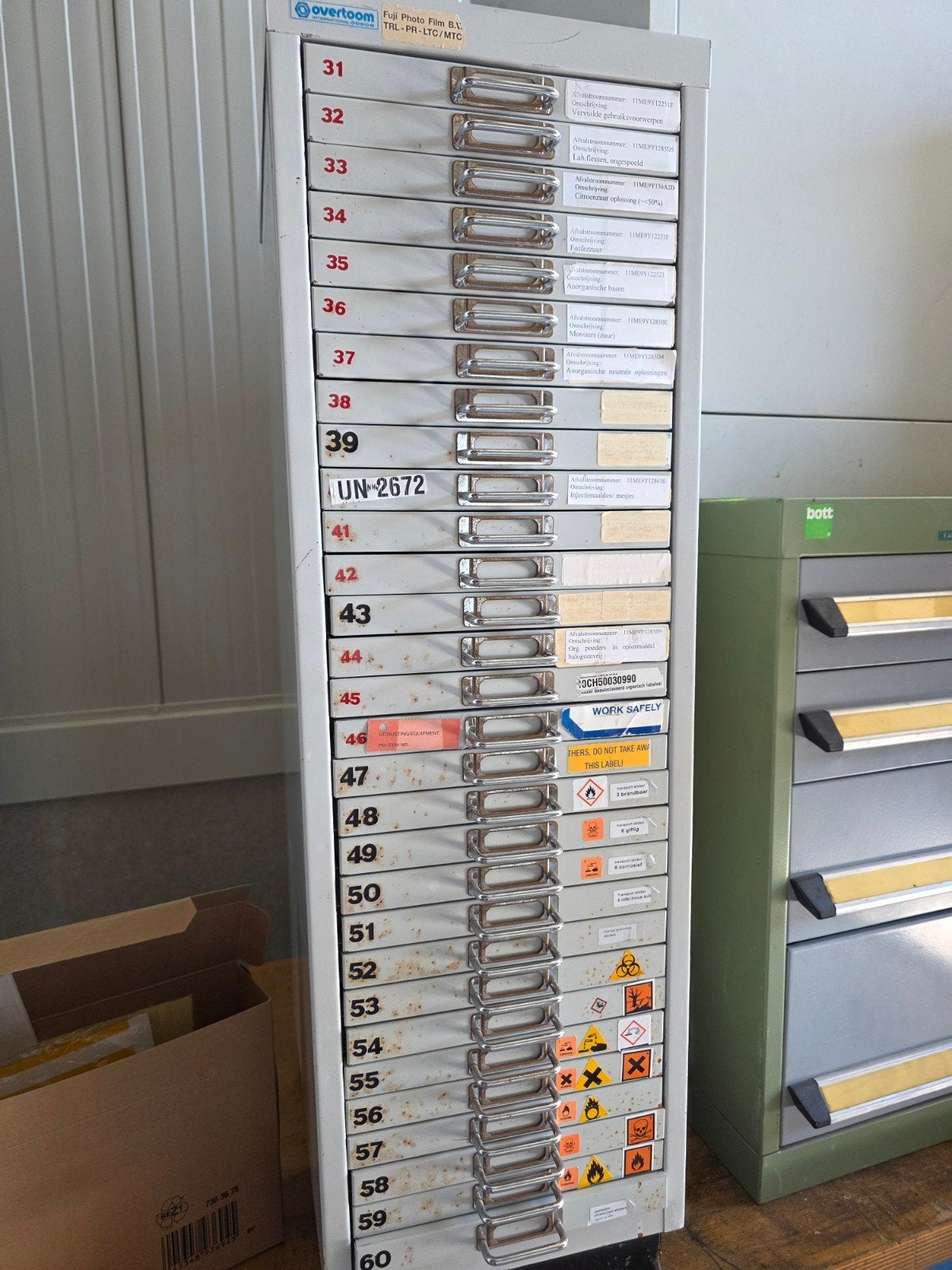 overtoom tekeninge kast, Ophalen