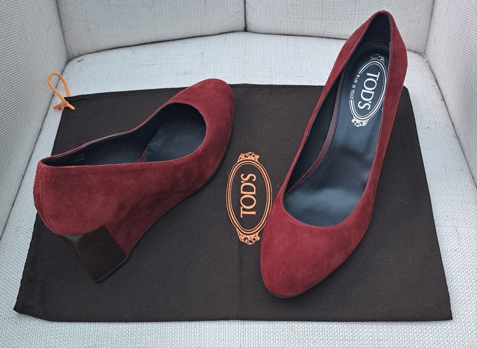 TODS Pumps Wedges Bordeaux Suède Maat 39,5 met dustbag, Kleding | Dames, Schoenen, Pumps, Ophalen of Verzenden, Zo goed als nieuw