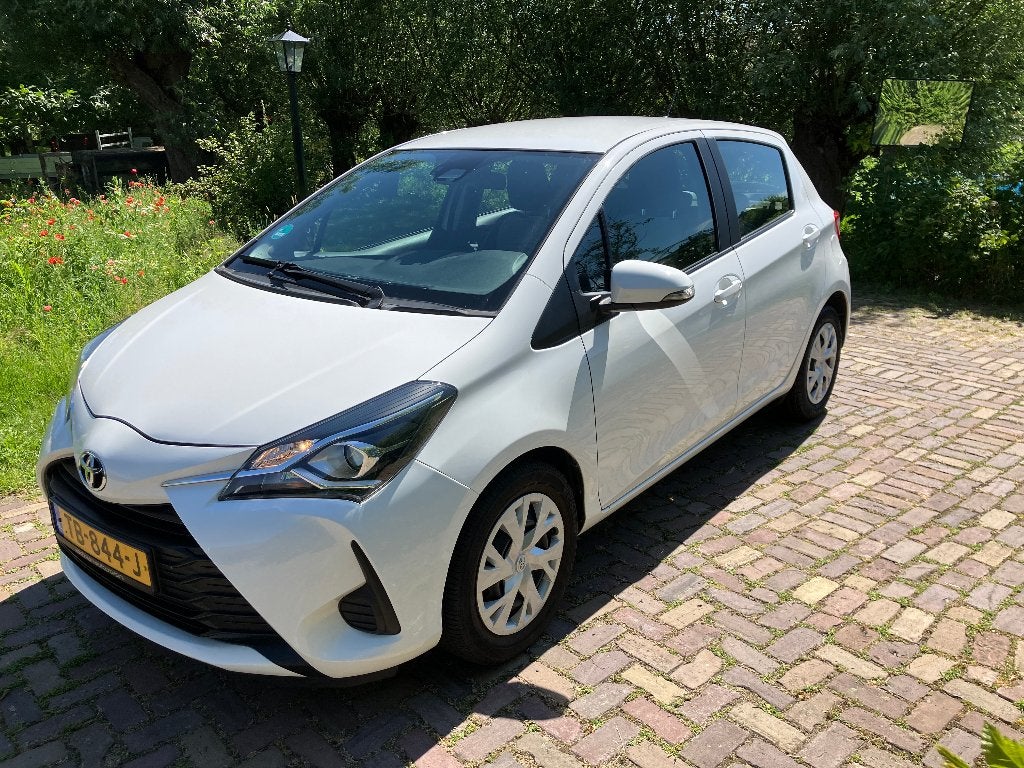 Toyota Yaris 1.0 16V Vvti 5DR 6-2018 Wit Camera, Voorwielaandrijving, Dealer onderhouden, Stof, 40 €/maand