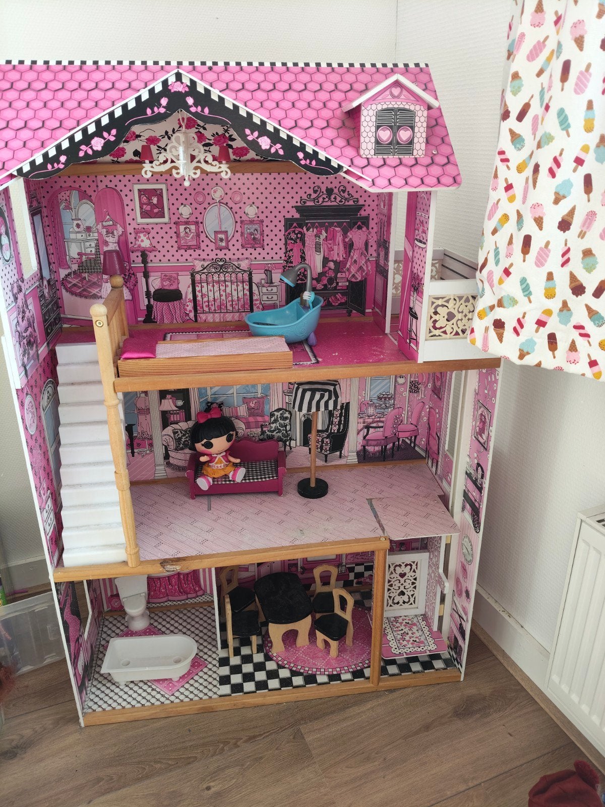 Groot poppen/barbie huis met meubeltjes en 3 poppen, Kinderen en Baby's, Speelgoed | Poppenhuizen, Ophalen, Zo goed als nieuw