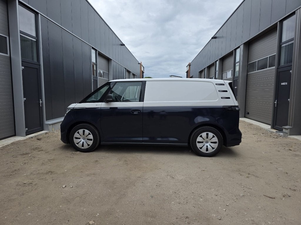 ID. Buzz 77 KWh/204 pk, two-tone wit/blauw, marge-auto, Automaat, Volkswagen, Wit, 2252 kg