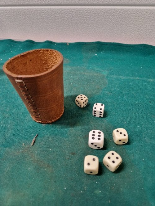 dobbelbeker vintage met 6 dobbelstenen, Hobby en Vrije tijd, Ophalen of Verzenden, 'T Olde Gre-j, Info@toldegrej.nl, Endepoelstraat 20f Didam