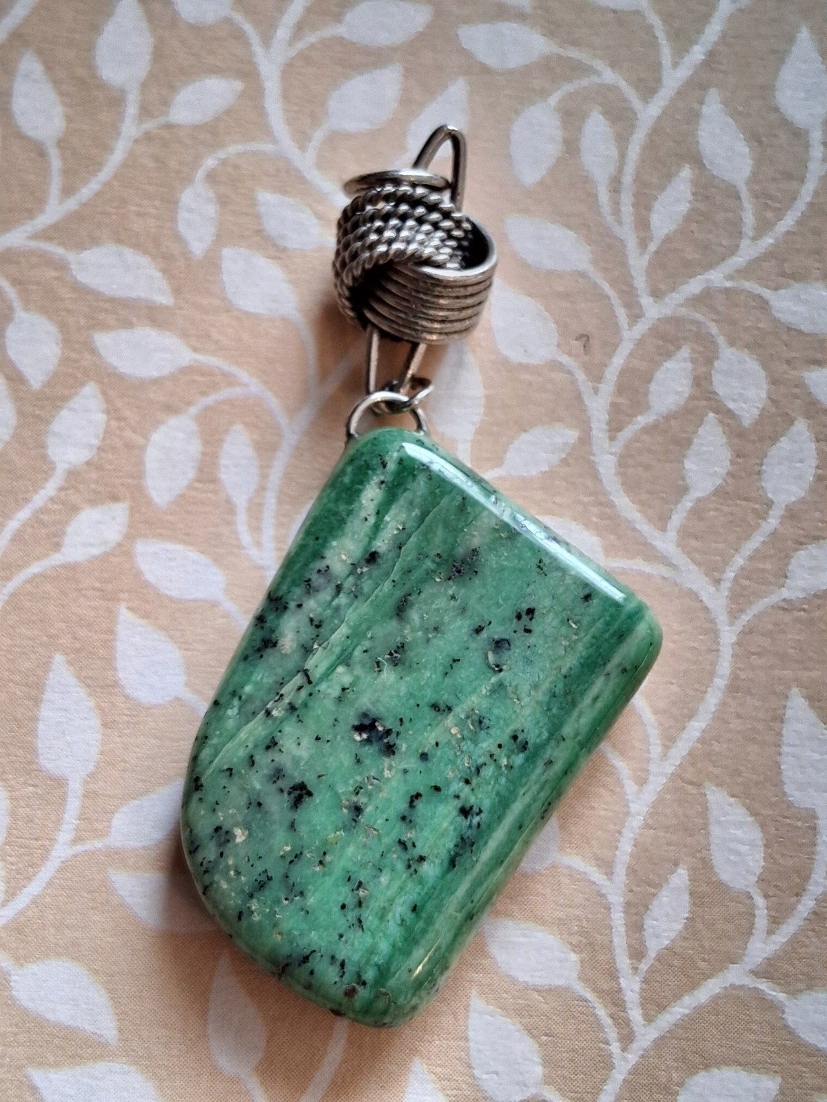 Vintage Zoisiet edelsteen ketting hanger.
Steen is 3x 2 cm., Gebruikt, Ophalen of Verzenden, Steen of Mineraal, Met edelsteen