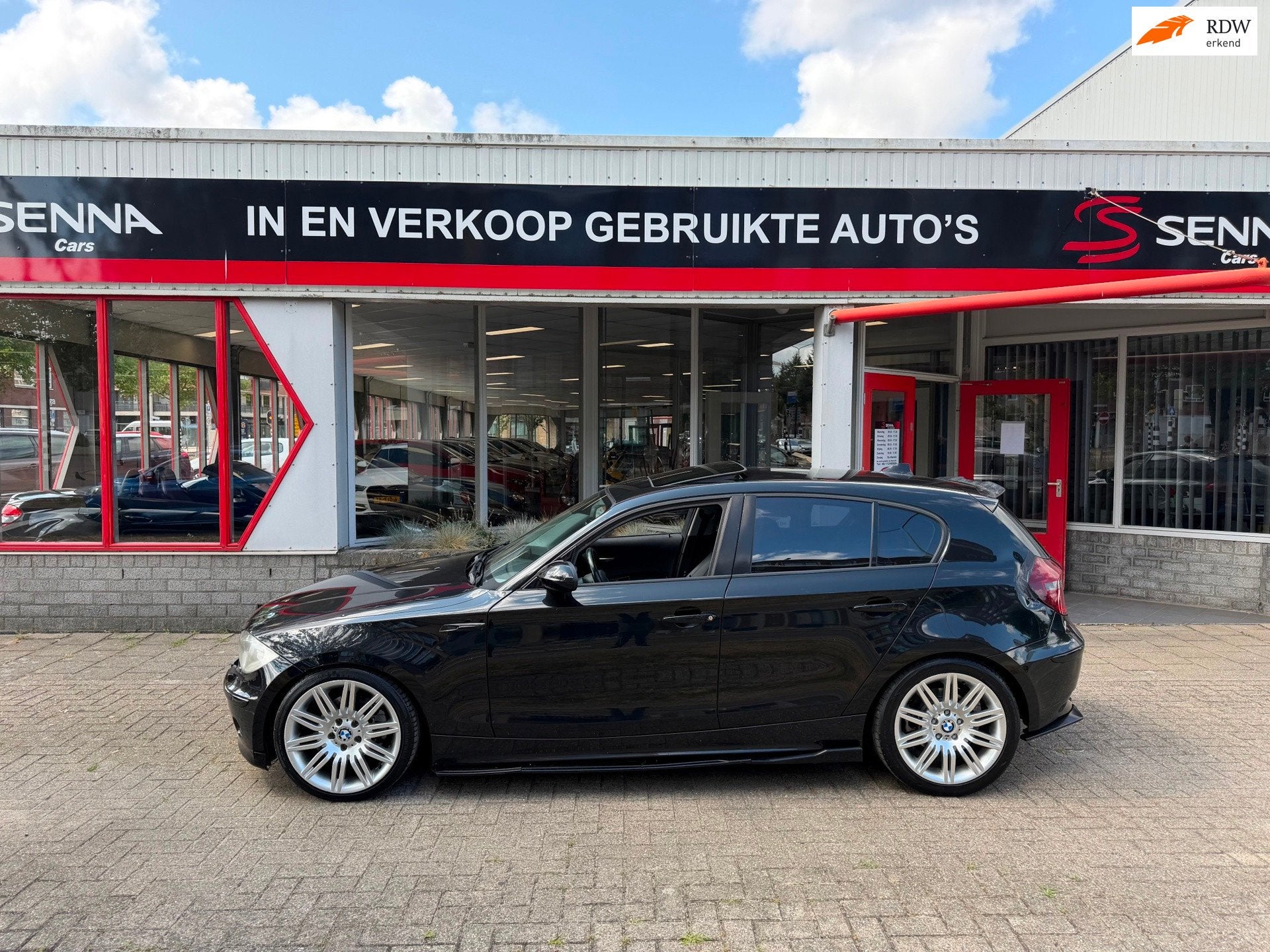 BMW 1-serie 120i Automaat - M pakket - leer - Xenon - Dak, Achterwielaandrijving, Zwart, 4 cilinders, 150 pk