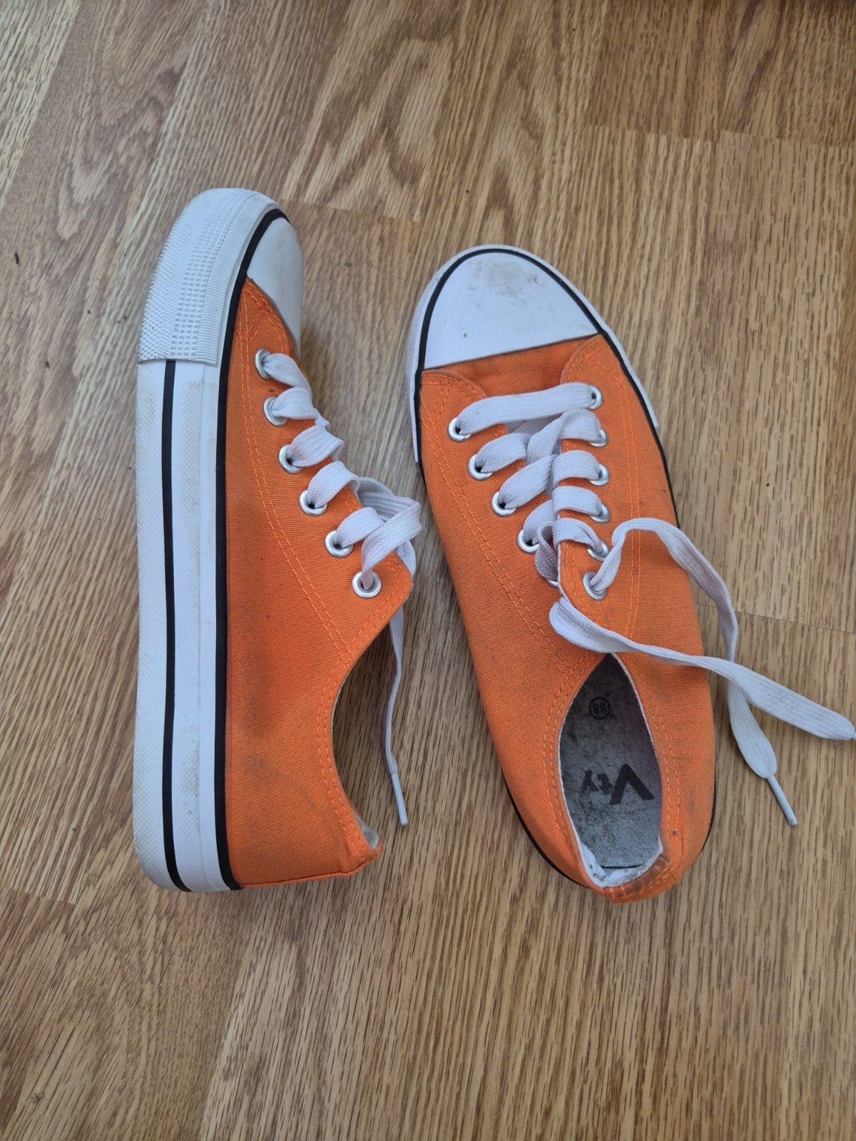Oranje schoenen (sneakers?) mt 38, Kleding | Dames, Schoenen, Ophalen, Gedragen, Oranje, Sneakers of Gympen