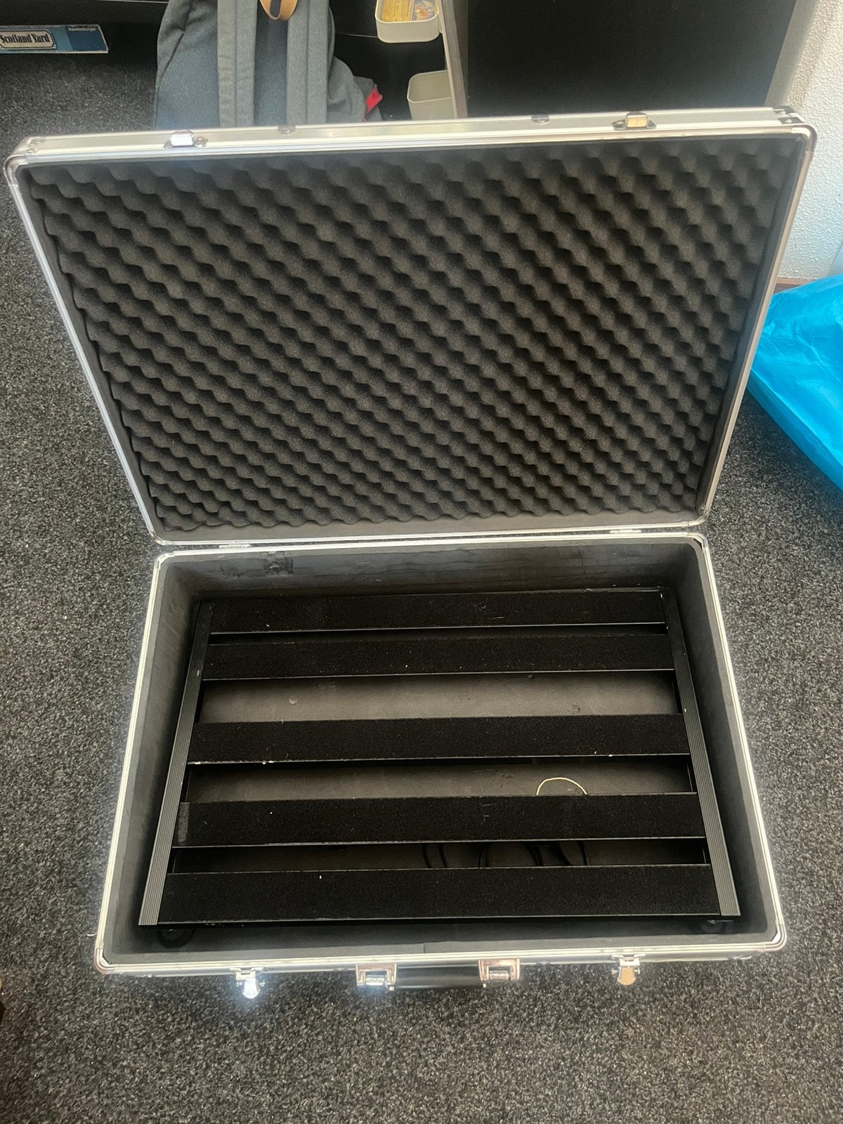 Harley Benton Spaceship 60XL + Hardcase, Ophalen of Verzenden, Zo goed als nieuw, Overige instrumenten