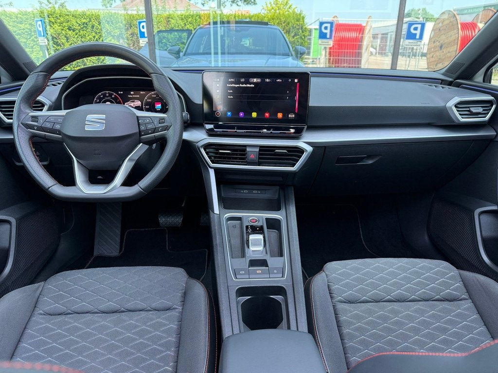 Seat Leon 1.5 eTSI FR Launch Edition - Pano/schuifdak - Navi, Auto's, Seat, 4 cilinders, 150 pk, Leder en Stof, Wit