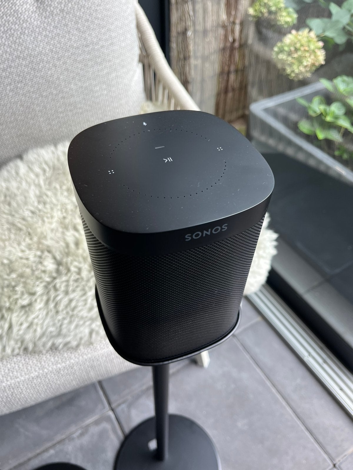 Sonos One Gen2.  Inclusief standaad