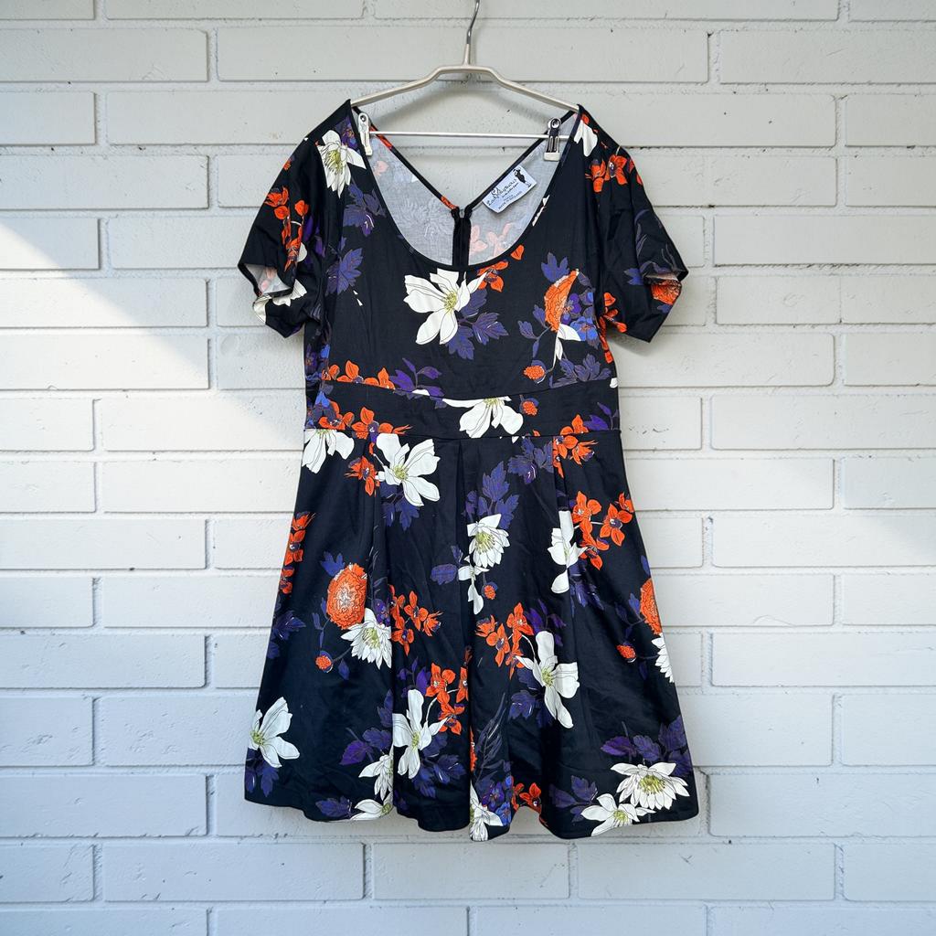 Lady Voluptuous Jurk Maat22/24 Zwart Bloemenprint Rockabilly, Zwart, Maat 46/48 (XL) of groter, Ophalen of Verzenden, Zo goed als nieuw