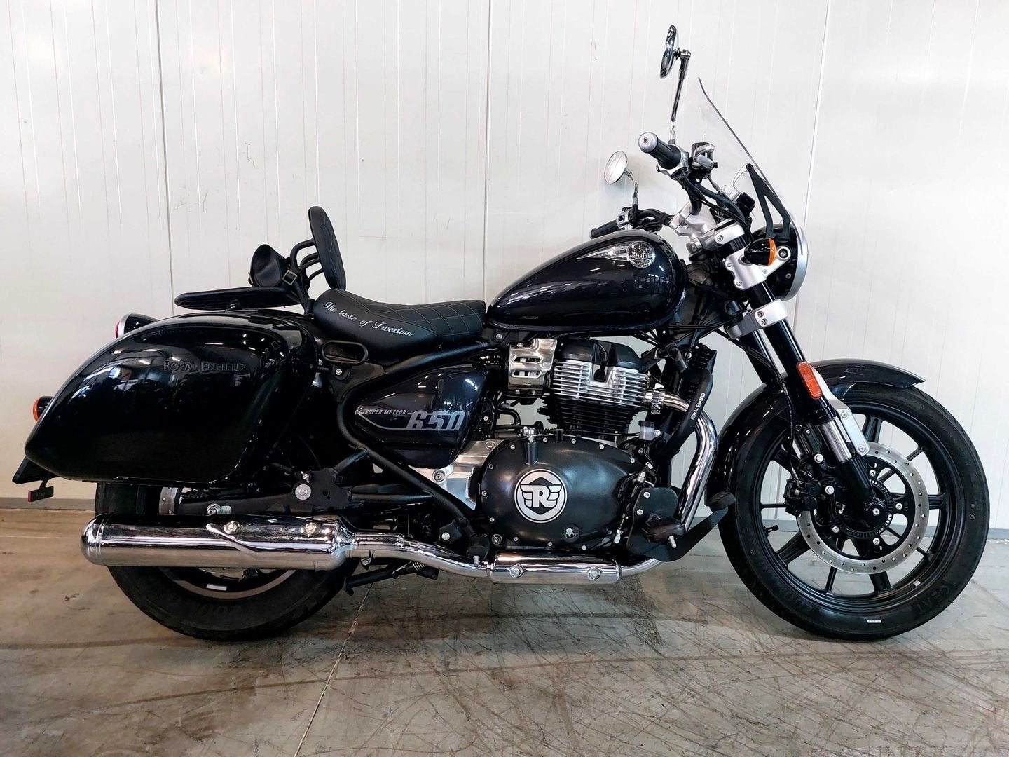 ROYAL ENFIELD SUPER METEOR 650 (bj 2024), 2 cilinders, 648 cc, Motorrijbewijs A, Bedrijf