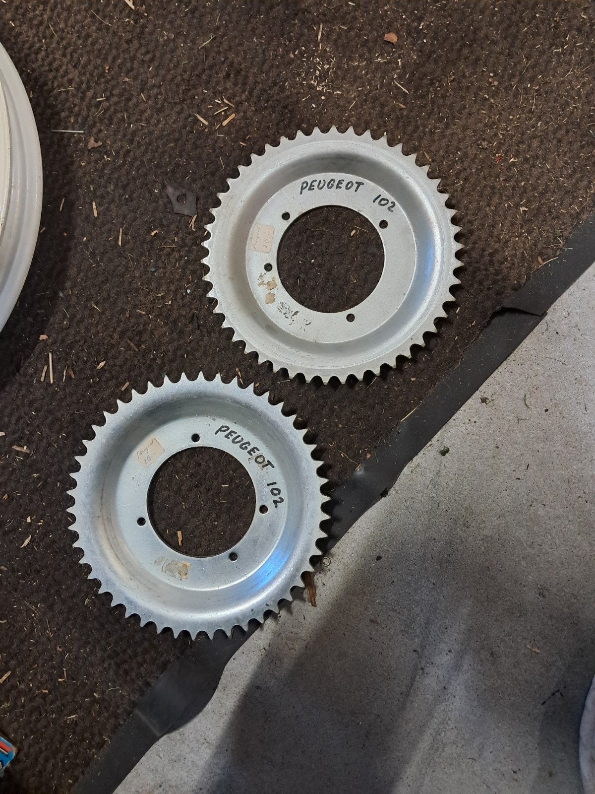 Te koop 2 nos achtertandwielen Peugeot 102, Ophalen of Verzenden, Nieuw, Overige merken