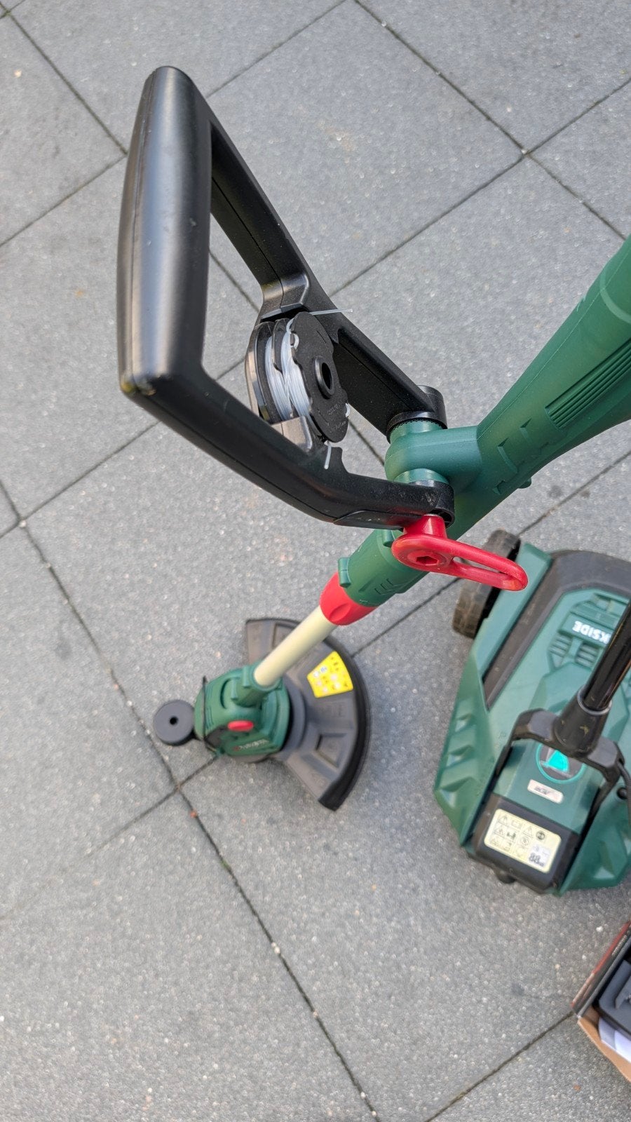 Accu grasmaaier en grastrimmer set met lader en 2 accu's, Ophalen, Zo goed als nieuw