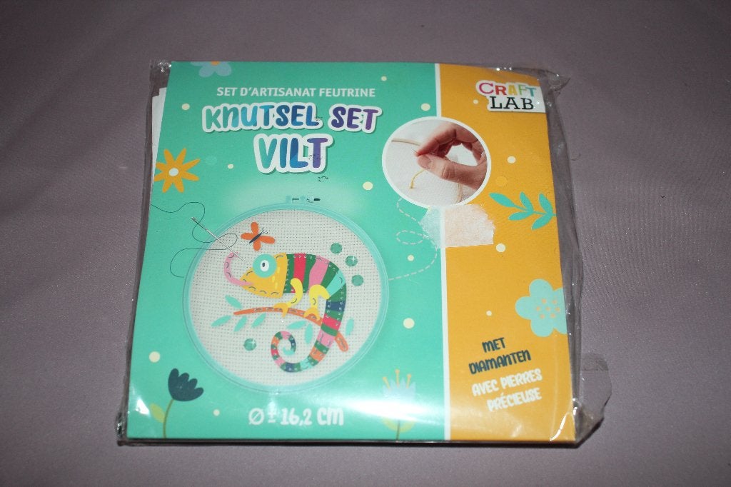 Nieuw Knutsel set vilt - borduren kameleon, Ophalen of Verzenden, Nieuw, Handborduren, Borduurpakket
