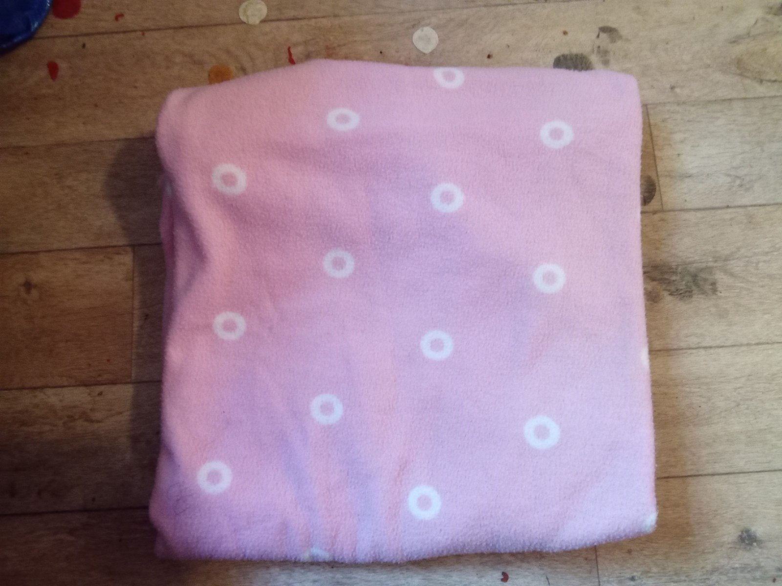 mooie roze fleece deken met witte stippen 131cm, Ophalen of Verzenden, Zo goed als nieuw, Roze
