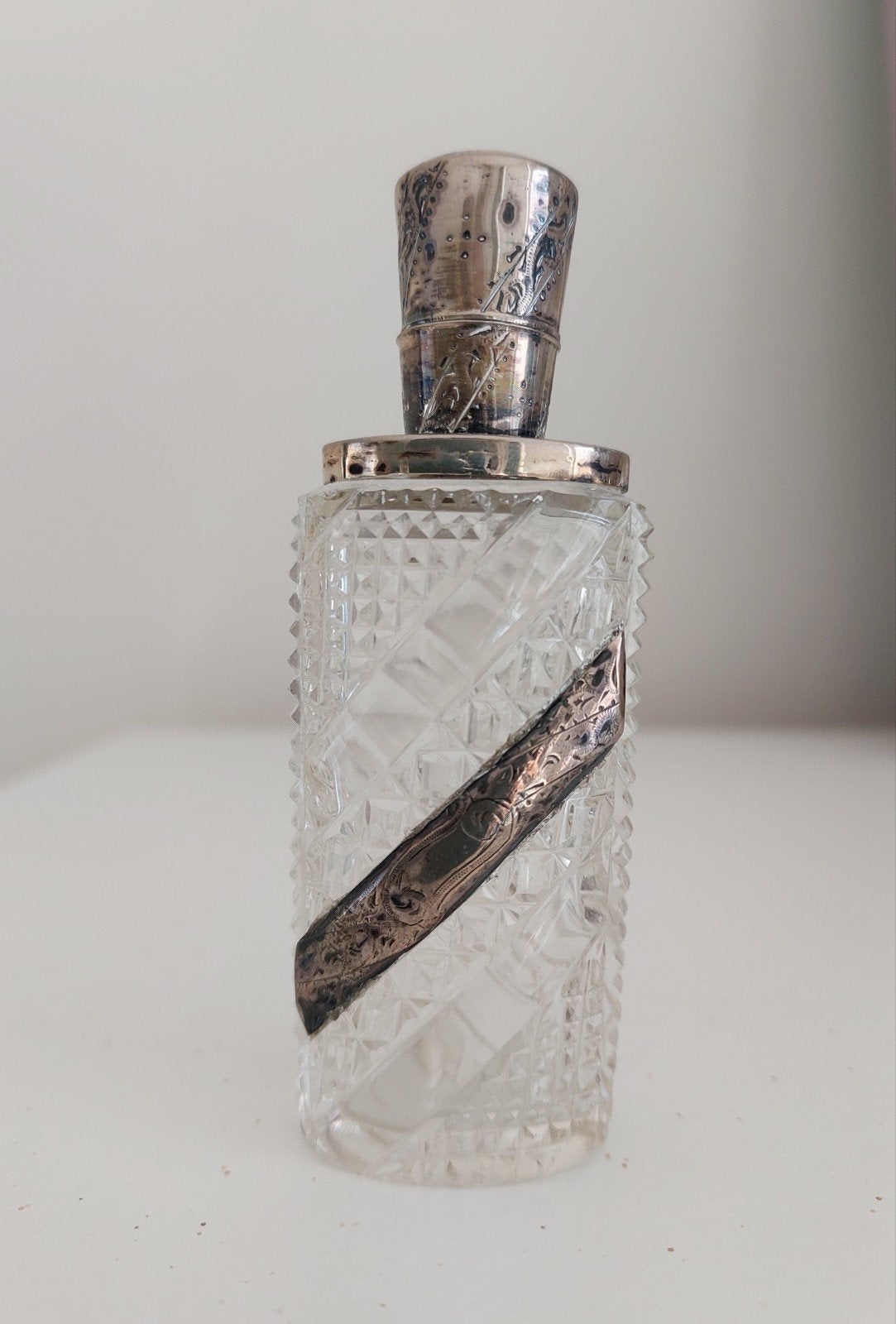 Antiek parfumflesje met zilveren dop en banner, Ophalen of Verzenden