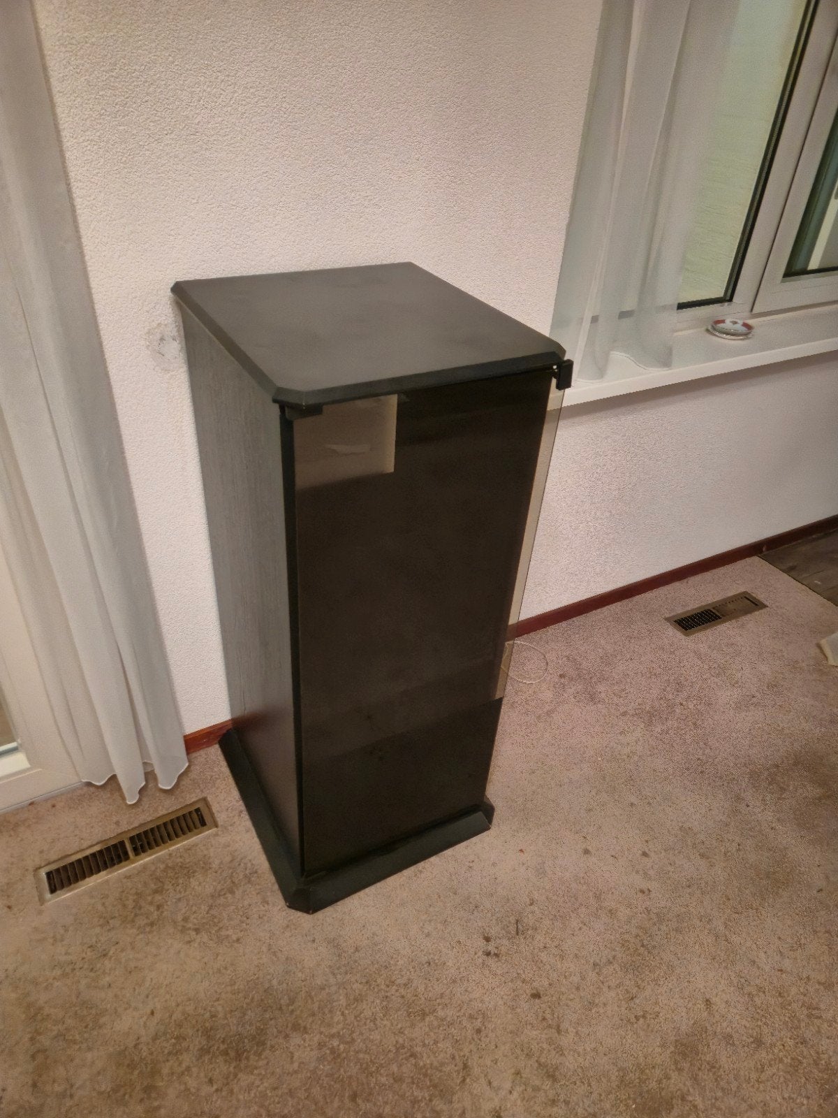 Zwarte vitrinekast met glazen deur, Ophalen, Minder dan 50 cm, Glas, 100 tot 150 cm