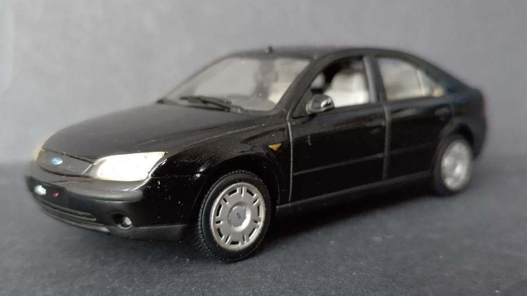 Ford Mondeo 1:43 Minichamps Pol, Auto, Verzenden, ., Zo goed als nieuw