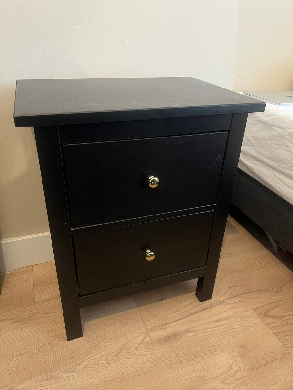 IKEA HEMNES Nachtkastje ladekast met 2 lades, zwartbruin, Huis en Inrichting, Slaapkamer | Nachtkastjes, Ophalen, Gebruikt, 55 tot 70 cm