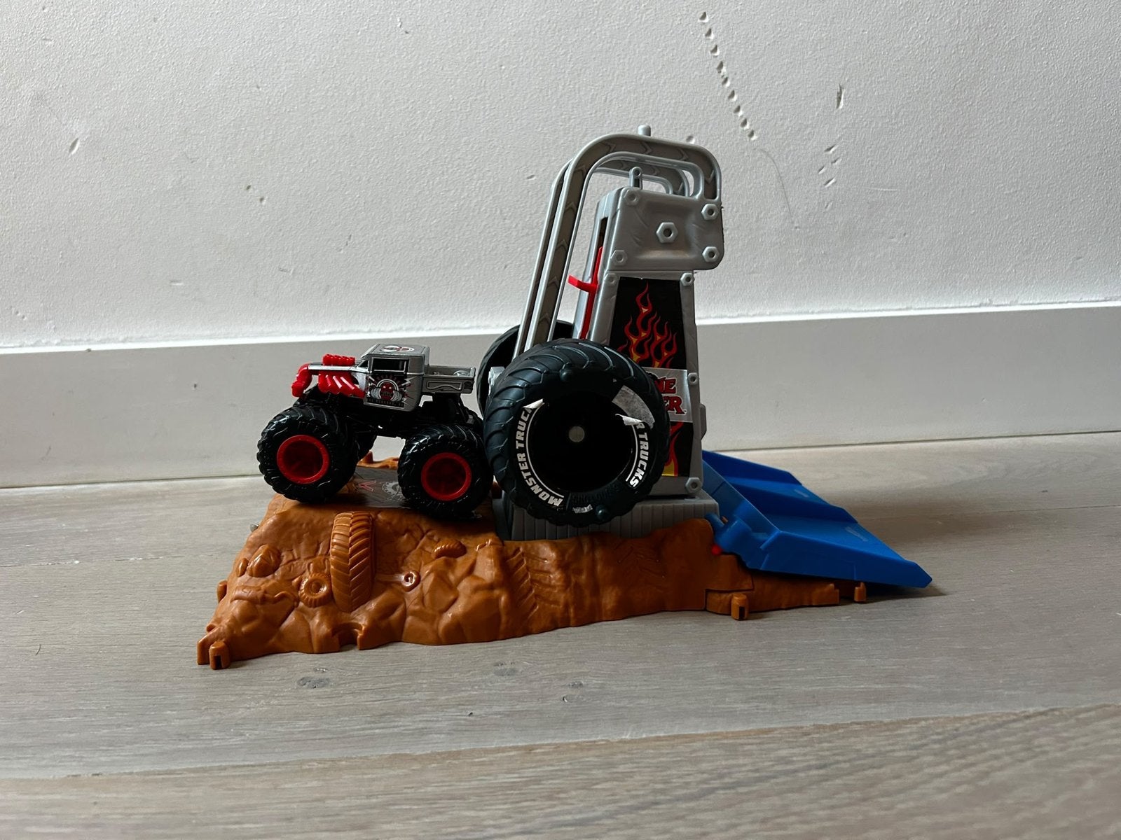 Hot Wheels Monster Trucks Stunt Speelset met Truck, Ophalen of Verzenden, Zo goed als nieuw