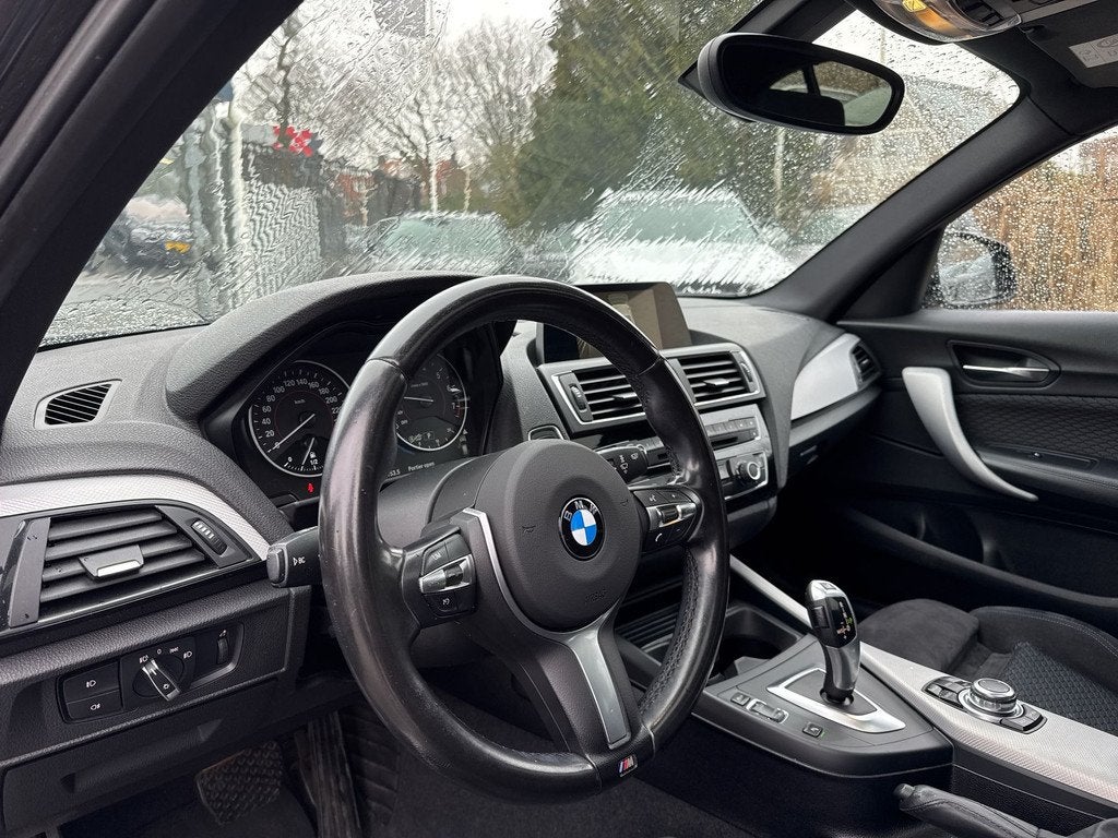 BMW 1-serie 118i High Executive | PANO | M-PAKKET | STOELVW, Gebruikt, Automatische klimaatregeling, Zwart, Bedrijf