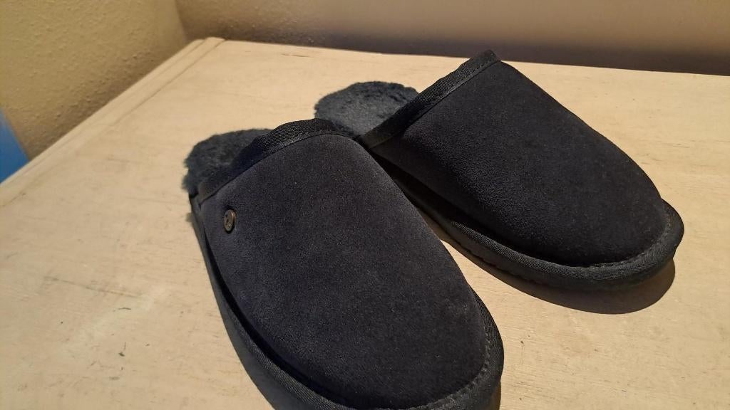Warmbat suède pantoffels maat 36 donkerblauw, Kleding | Dames, Schoenen, Ophalen, Blauw, Nieuw, Pantoffels of Sloffen