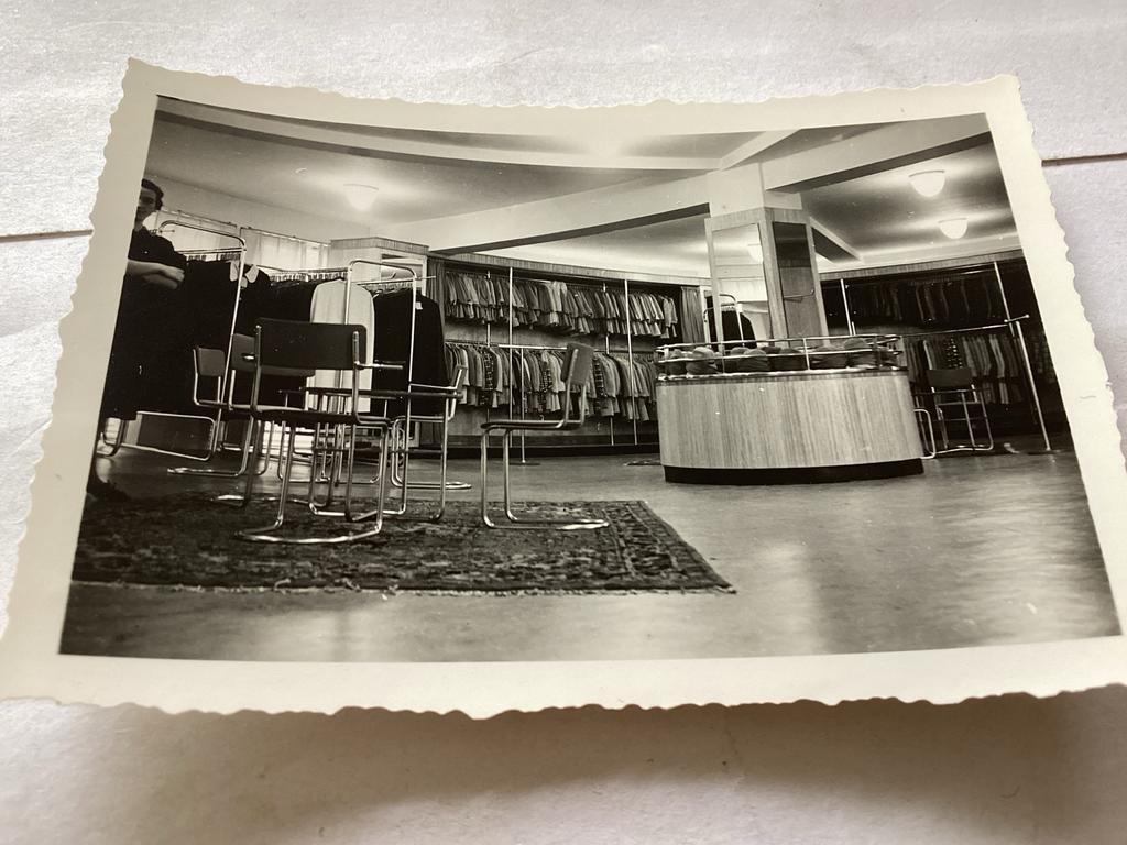 Rotterdam wassen Interieur van een kledingwinkel (jaren '60), 1960 tot 1980, Gebruikt, Foto, Ophalen of Verzenden