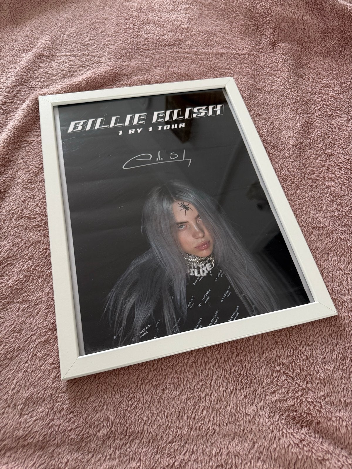 Zeldzame Billie Eilish gesigneerde 1 by 1 tour poster in lij, Ophalen of Verzenden, Gebruikt, Poster, Artwork of Schilderij, Gesigneerd