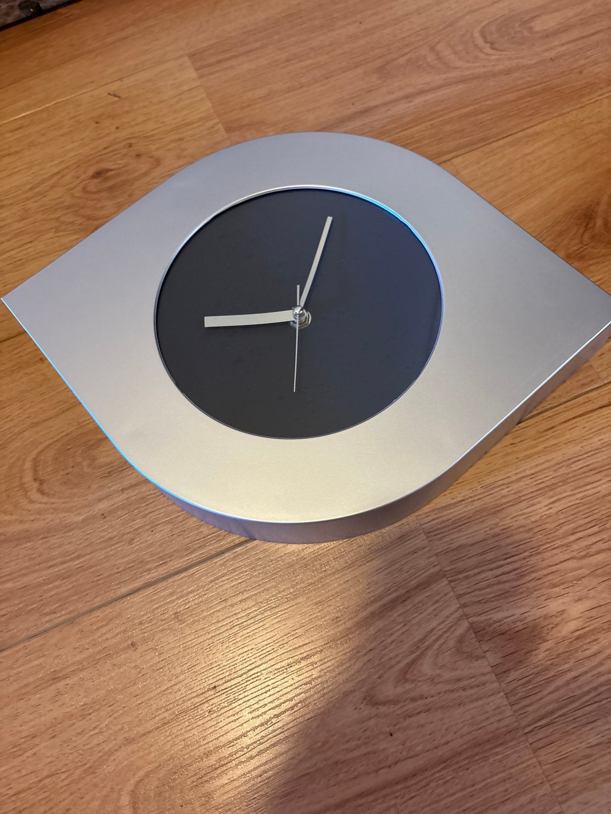 Moderne Wandklok - Zilverkleurig met Zwart Uurwerk, Ophalen of Verzenden, Nieuw