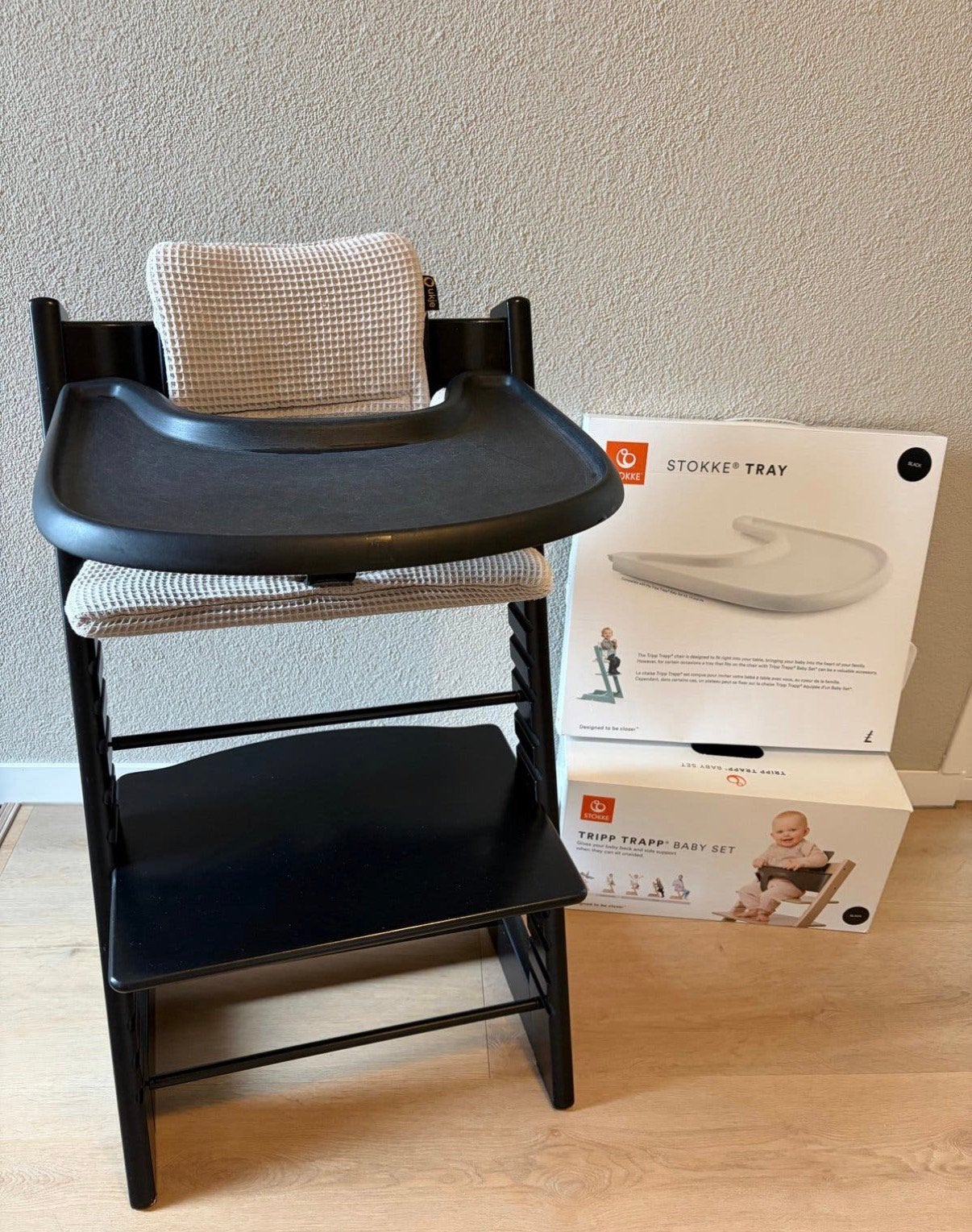 Zwarte Stokke Tripp Trapp kinderstoel met accessoires, Kinderen en Baby's, Kinderstoelen, Ophalen, Zo goed als nieuw, Meegroeistoel