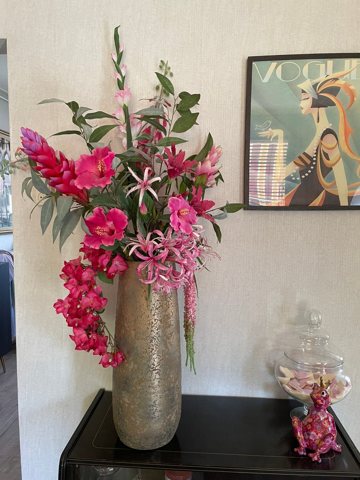 Mooie vaas met boeket kunst bloemen, Huis en Inrichting, Woonaccessoires | Kunstplanten en Kunstbloemen, Ophalen, Zo goed als nieuw