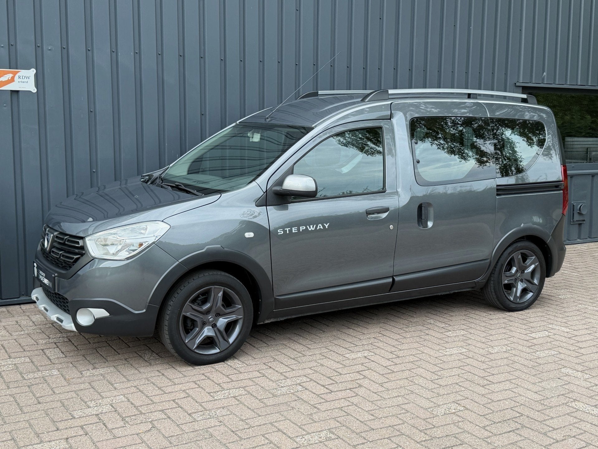Dacia DOKKER 1.2 TCe S&S Série Limitée Stepway APK!/NAVI!/, Auto's, Voorwielaandrijving, Gebruikt, 4 cilinders, Verwarmde buitenspiegels