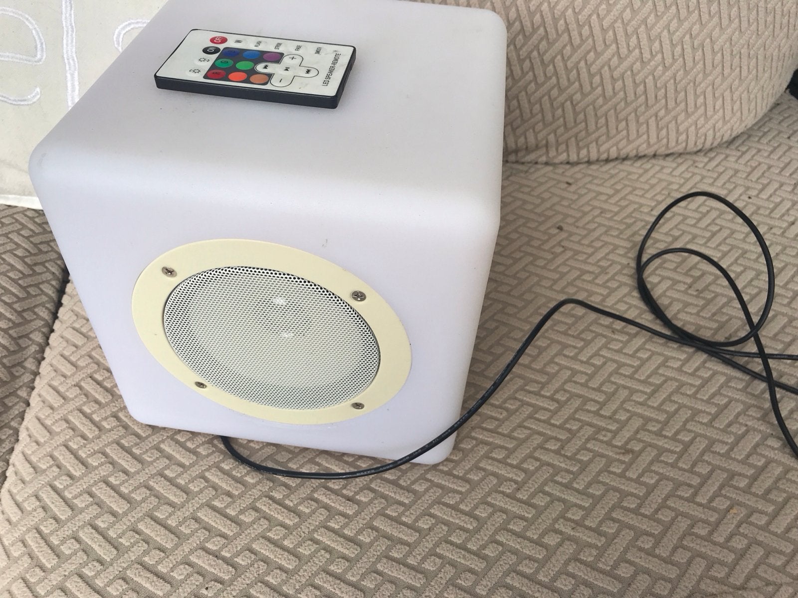 LED-kubus speaker met afstandsbediening, Ophalen of Verzenden, Gebruikt, Overige typen