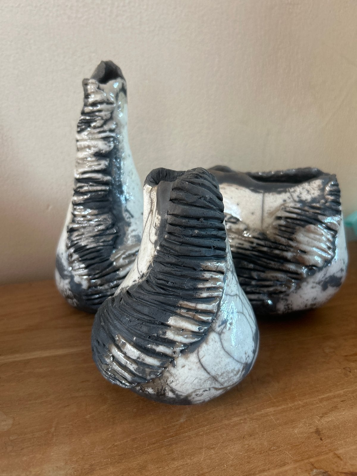 Set van 3 handgemaakte keramische objecten Raku gestookt, Antiek en Kunst, Meerkleurig, Vaas, Handgemaakt, Ophalen of Verzenden