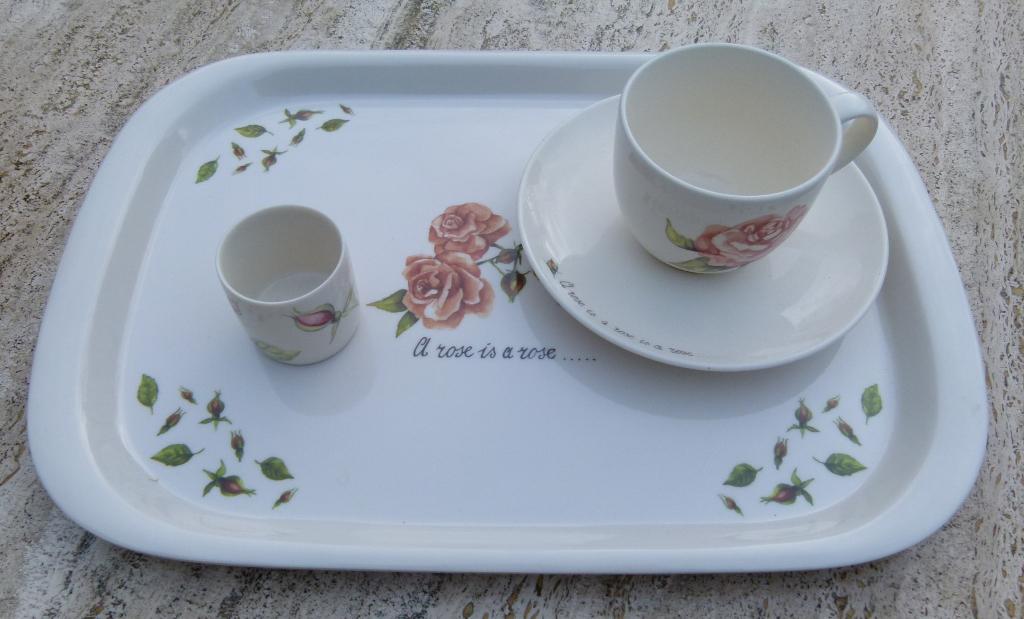 Jet a Rose is a Rose Theepot Mok Dienblad  Roomstel, Ophalen of Verzenden, Nieuw, Aardewerk, Kop(pen) en/of Schotel(s)