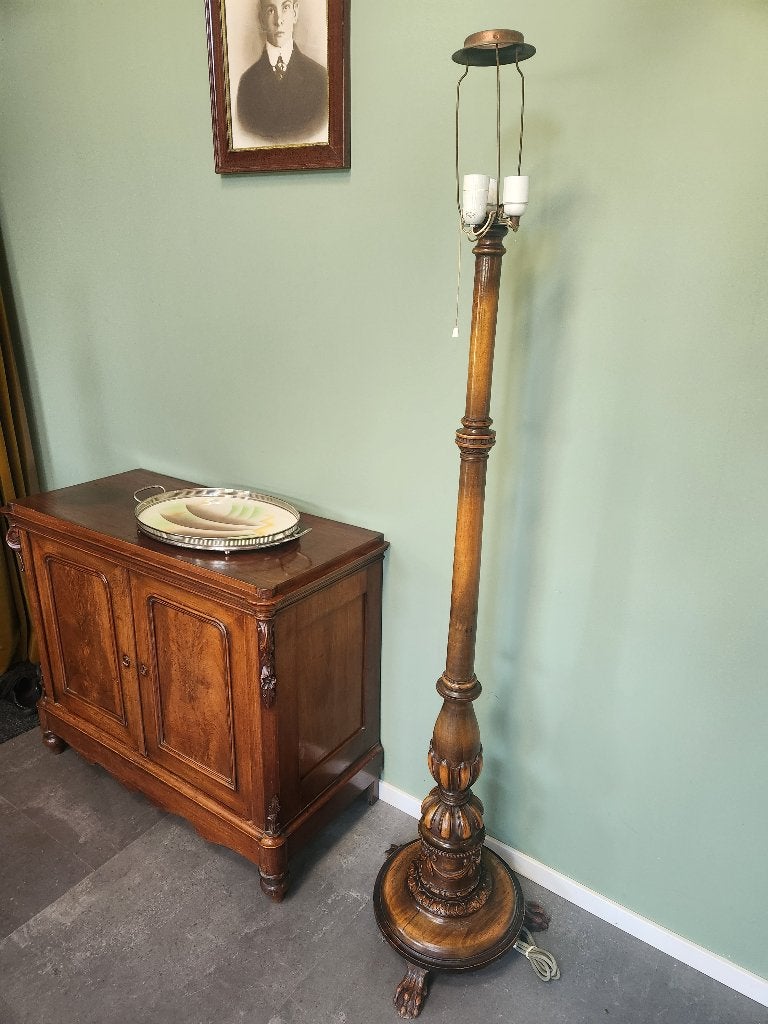 Notenhouten lampvoet staand op leeuwenpoten, Antiek en Kunst, Ophalen