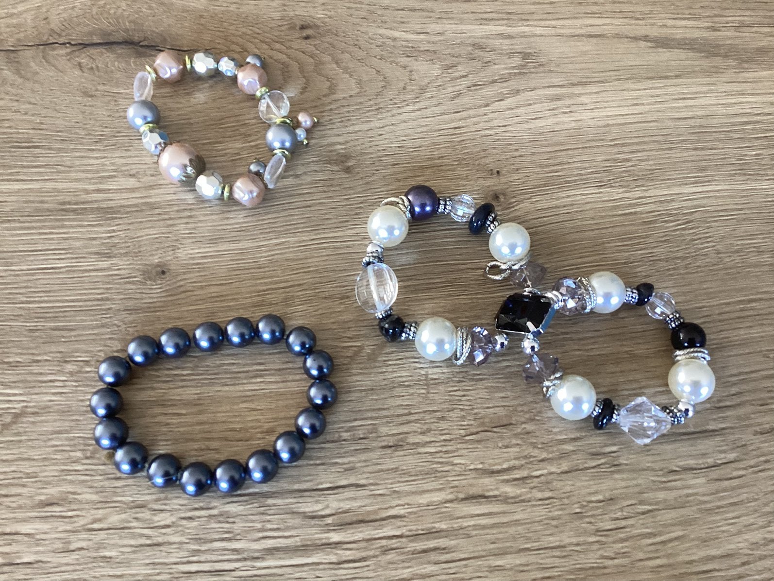 Kralen    Zijn 3 armbandjes.Parelmoer effect, Hobby en Vrije tijd, Kralen en Sieraden maken, Ophalen, Gebruikt, Kraal