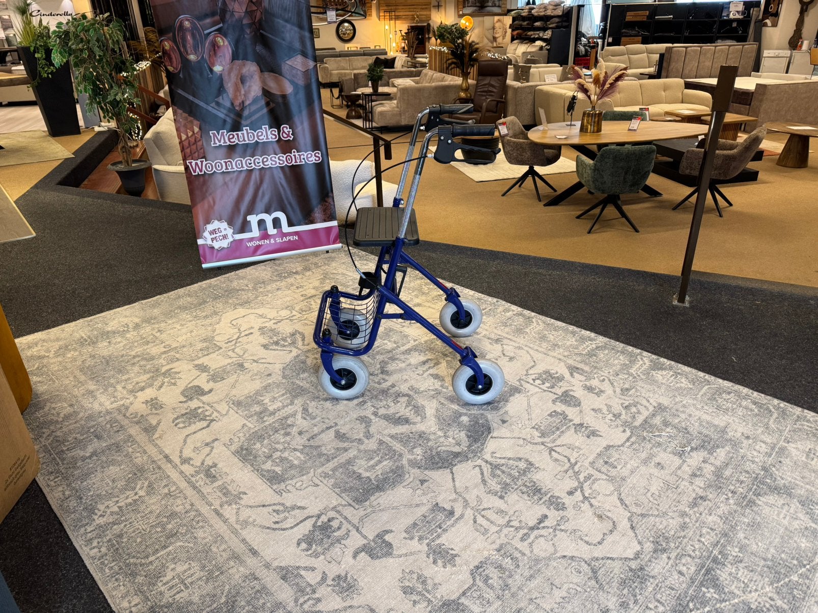 Thuasne - Rollator Quatro - Opvouwbaar - Blauw - 10,2 kg, Diversen, Ophalen, Zo goed als nieuw, Mwonenenslapen, Mwonenenslapen@ziggo.nl