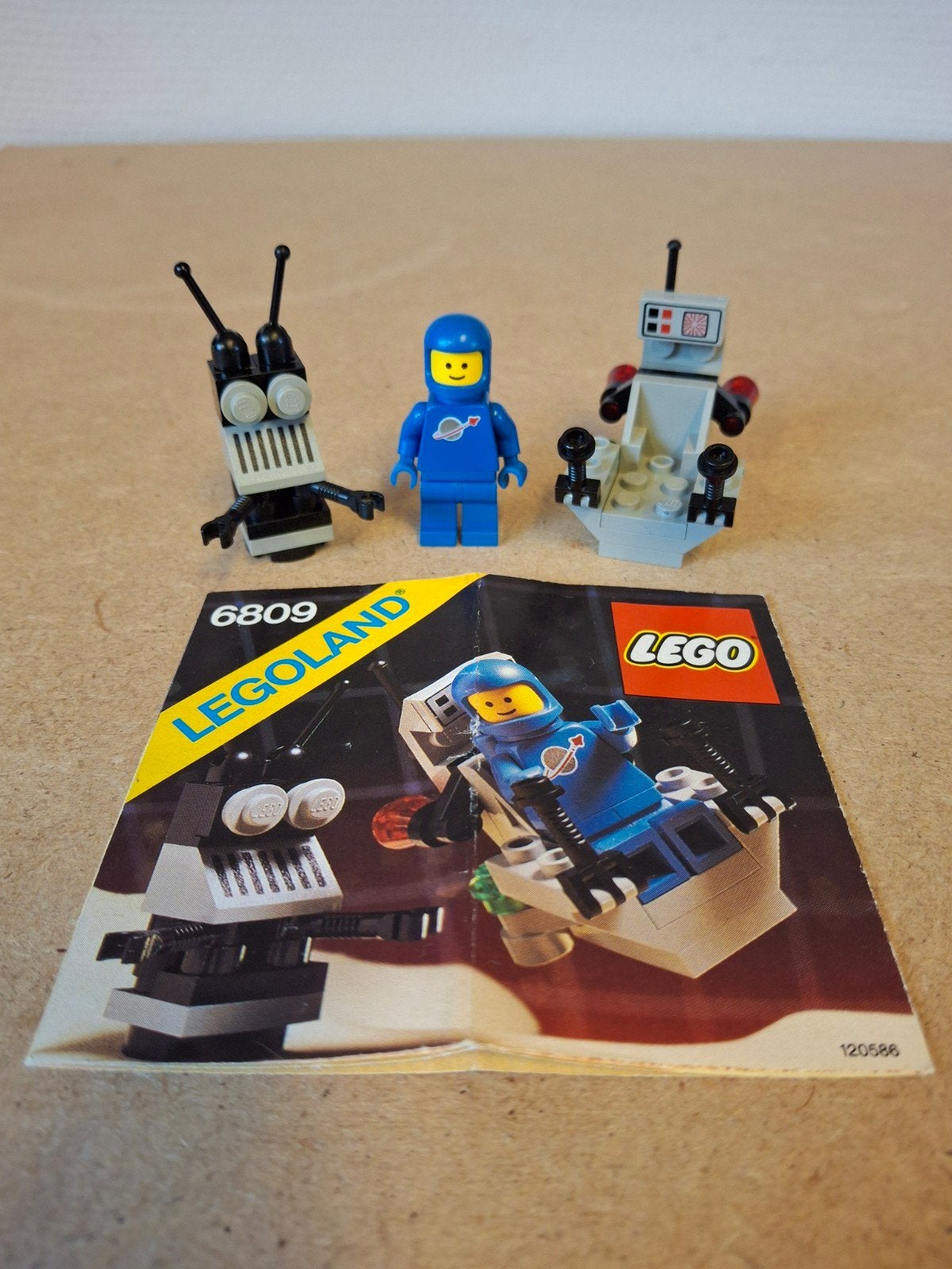 Lego 6809 XT-5 and Droid. Jaren 80 Classic Space, Compleet, Lego, Info@lego.com, 33 Bath Road, Slough, UK