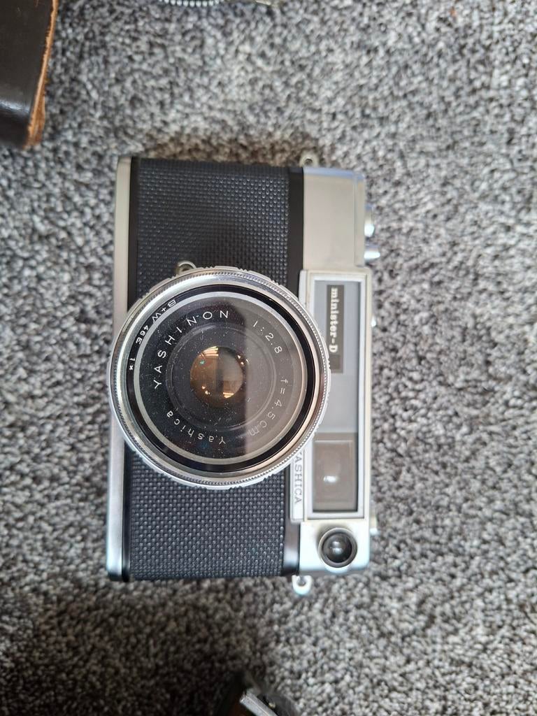 Oude Yashica Minister-D camera, Ophalen