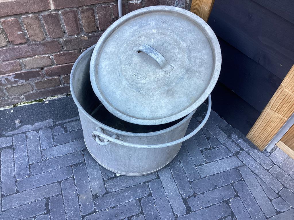 Zinken wasketel, Ophalen, Met deksel