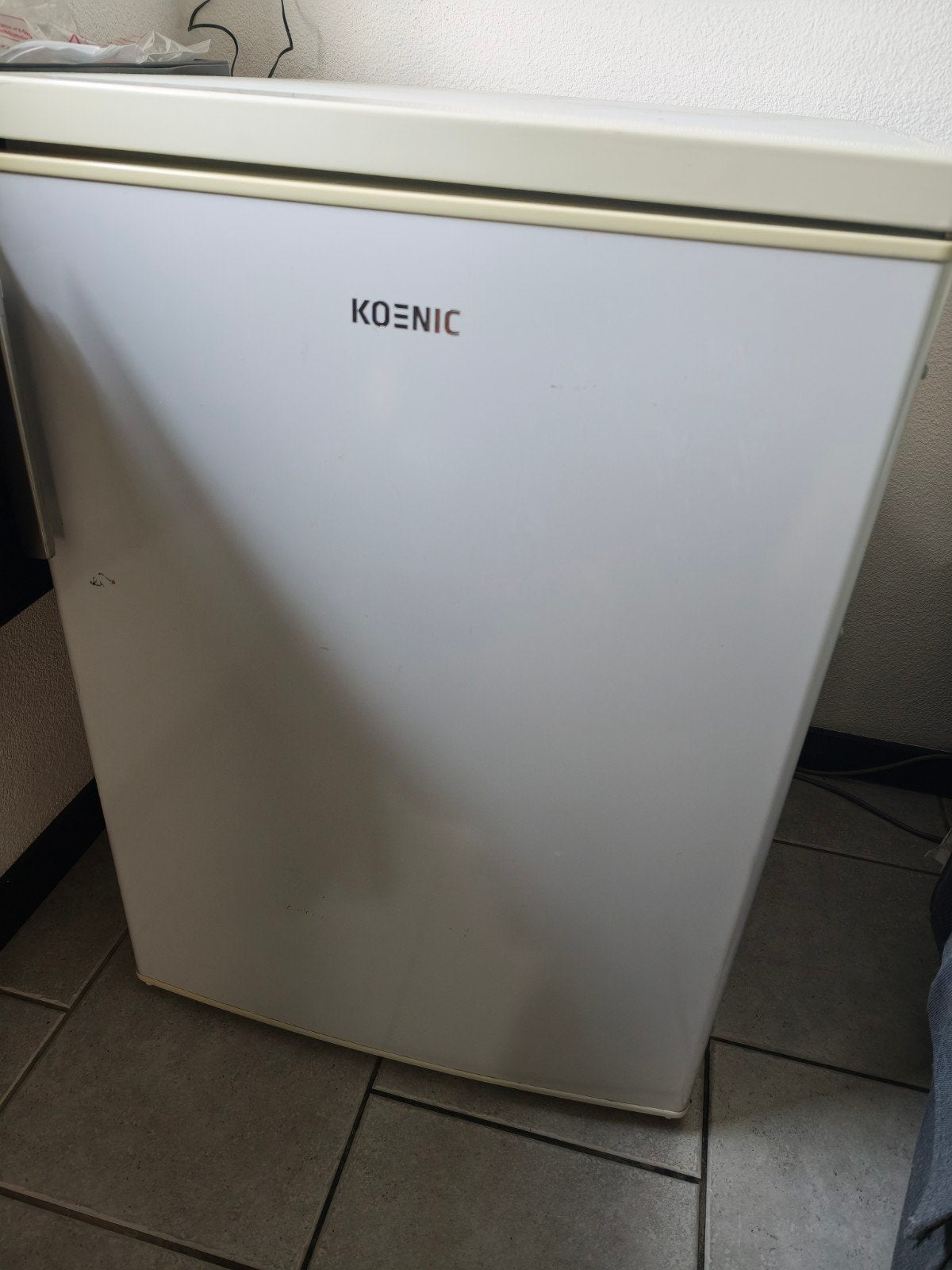 Koenic mini koelkast - Ideaal voor kleine ruimtes, Ophalen, Minder dan 75 liter, Zonder vriesvak, Gebruikt