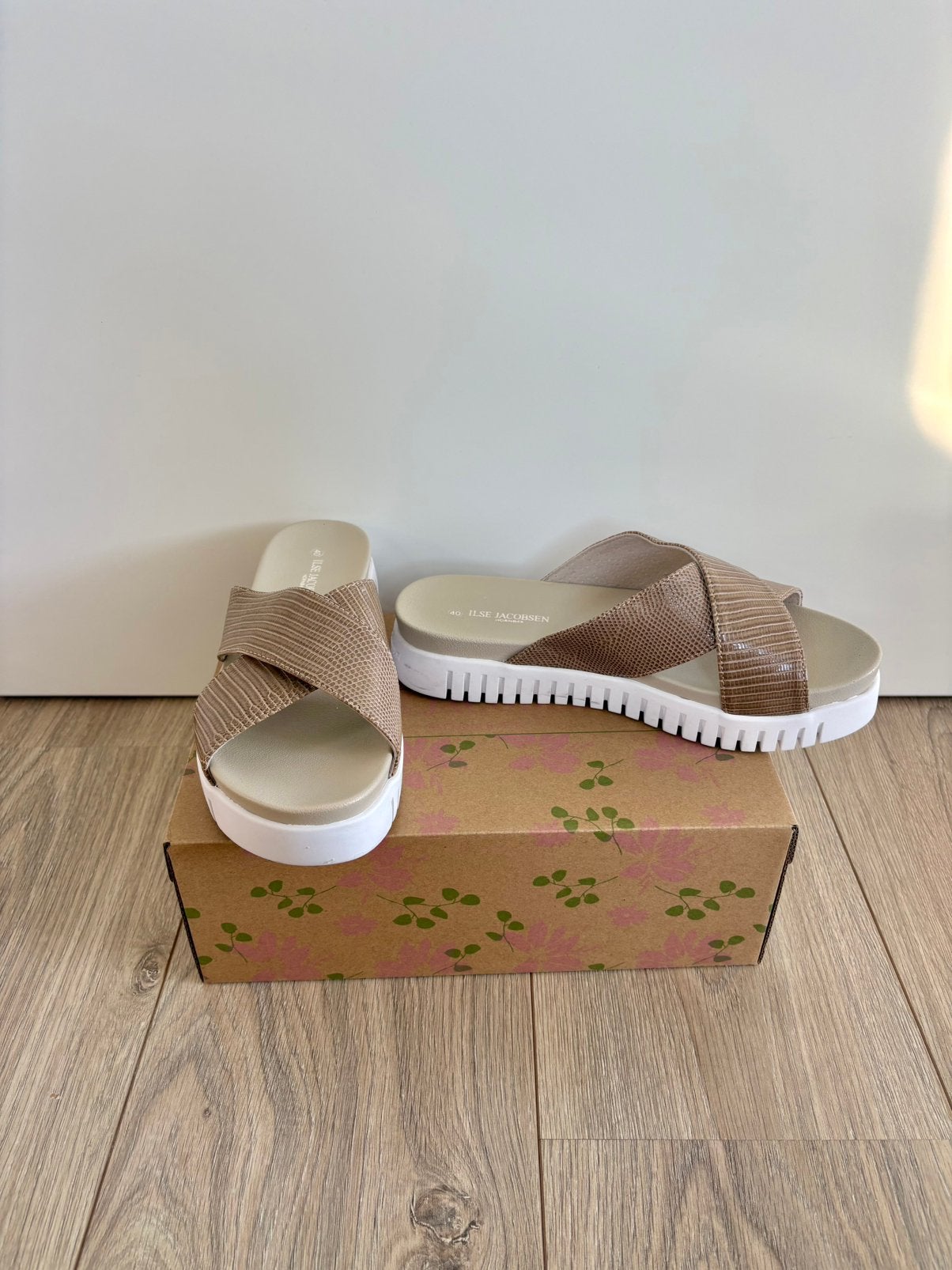 Nieuw! Ilse Jacobsen Hornbæk instapslippers - maat 40, Slippers, Beige, Nieuw, Ophalen of Verzenden